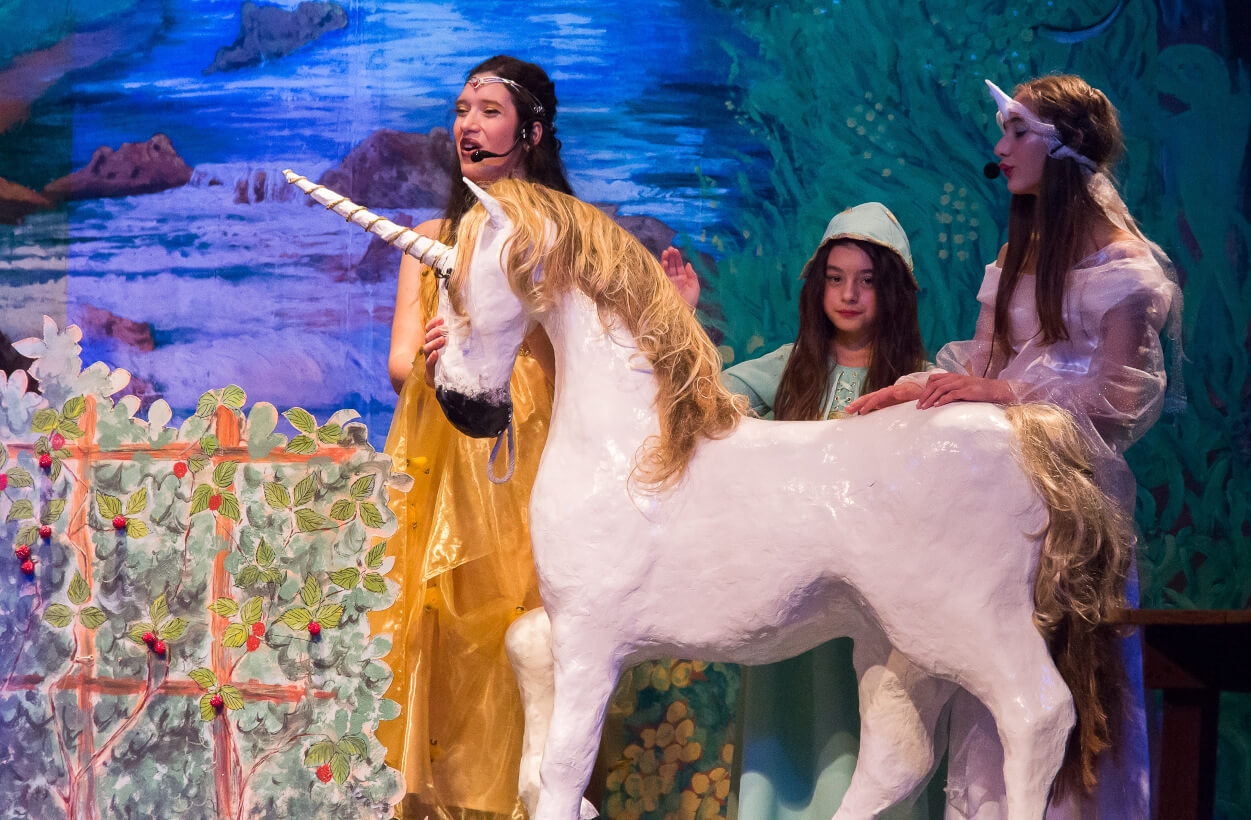 La licorne, Aurelia, Amalia et Ewa devant le framboisier
